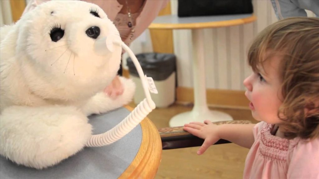 Paro est un phoque robot de support émotionnel. Grâce à ses capteurs il interagit avec les humains. Ce type de robot peut-il remplacer la médiation animale?